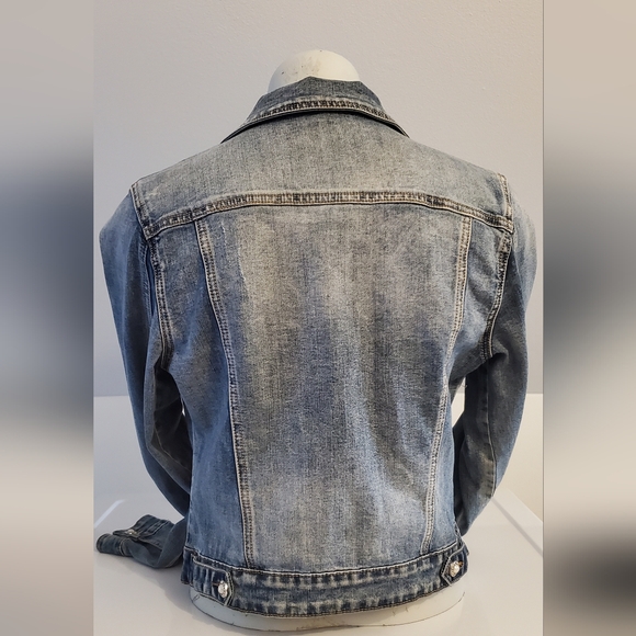 Jean Jacket With Embroided Rose Patches & Pearls - Picture 4 of 10